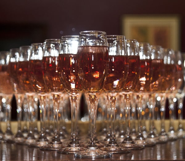 Mischen von Rot- und Weisswein bei der Erzeugung von Rosé-Schaumwein