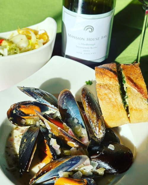 Mansion House Bay Sauvignon Blanc with mussels
