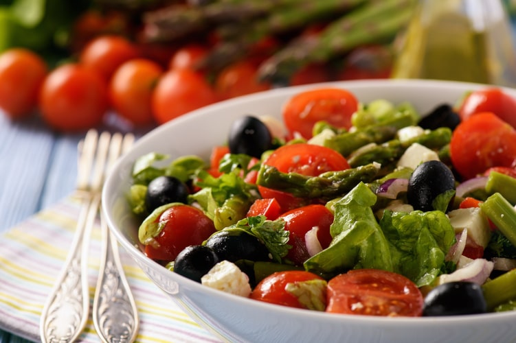 The six best asparagus and wine combinations: Grilled asparagus salad with feta, cherry tomatoes and black olives